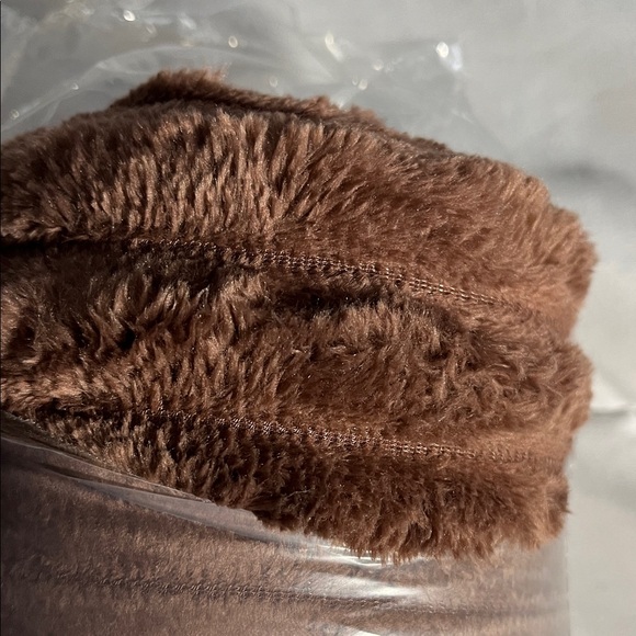 Luxurious Brown Plush Blanket - Picture 2 of 3